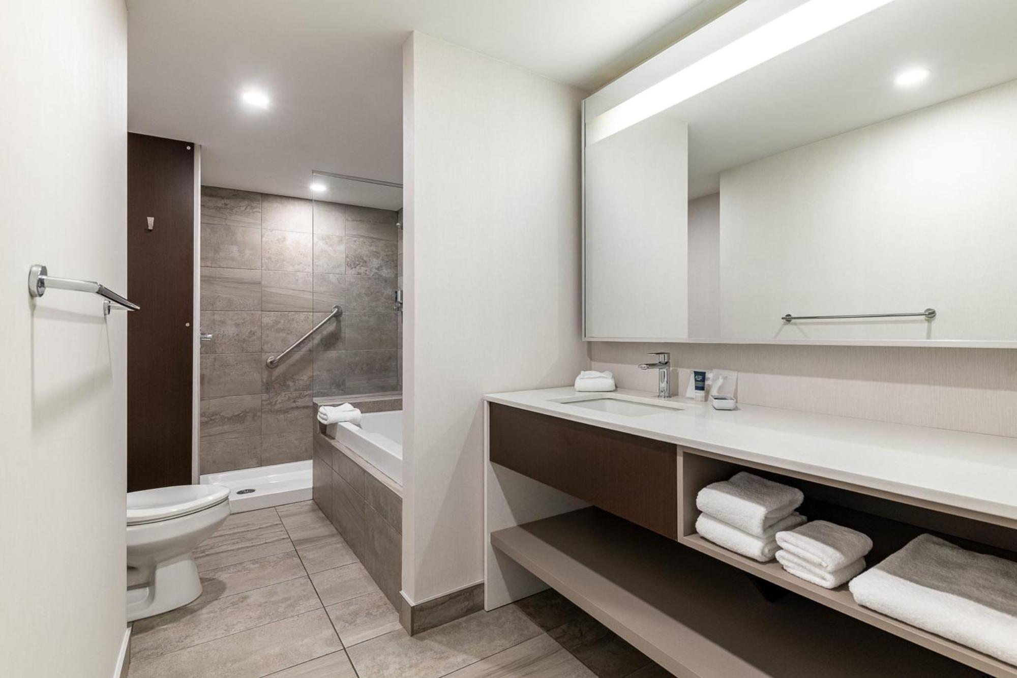 Four Points by Sheraton Lévis Convention Centre Esterno foto