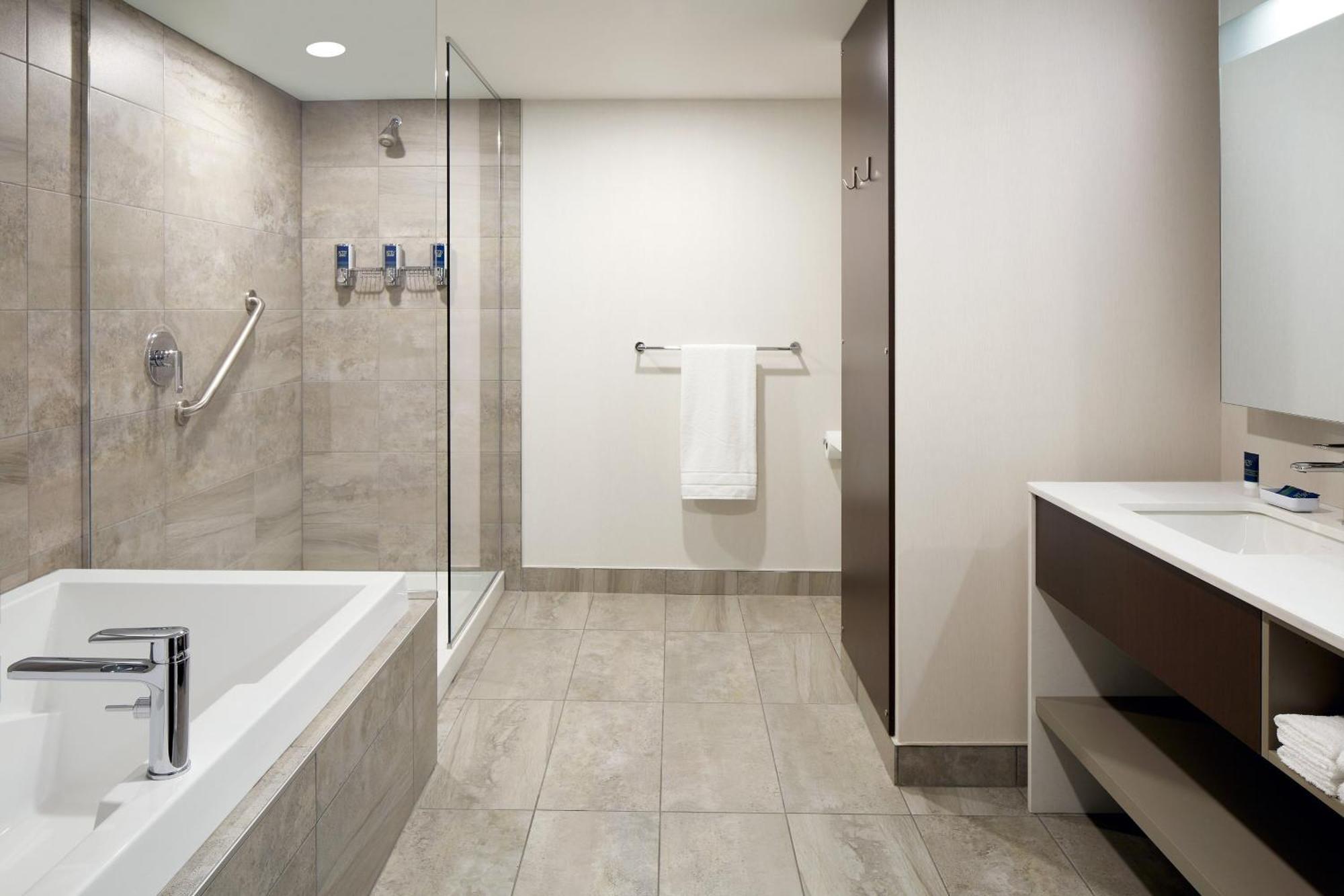 Four Points by Sheraton Lévis Convention Centre Esterno foto